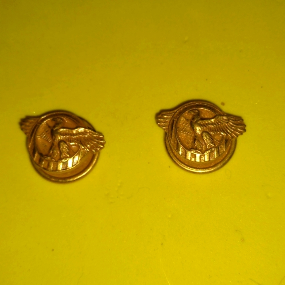2 - 1942 WORLD WAR 2 HONORABLE DISCHARGE BUTTON